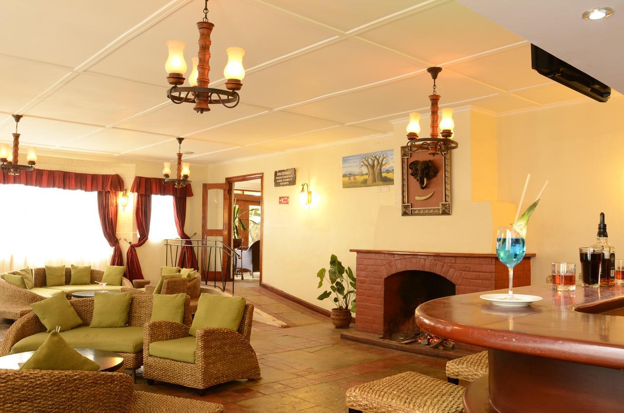 The White Rhino Hotel Ньєрі Екстер'єр фото