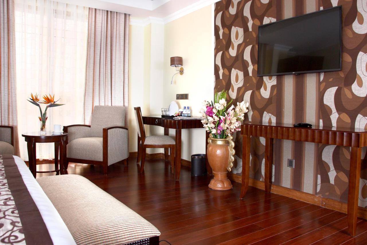 The White Rhino Hotel Ньєрі Екстер'єр фото