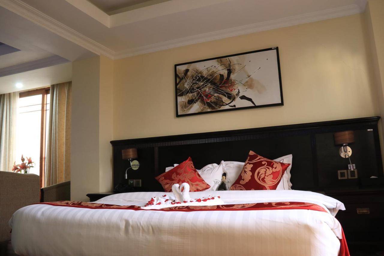 The White Rhino Hotel Ньєрі Екстер'єр фото