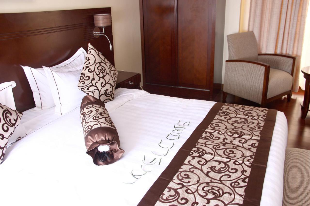 The White Rhino Hotel Ньєрі Екстер'єр фото