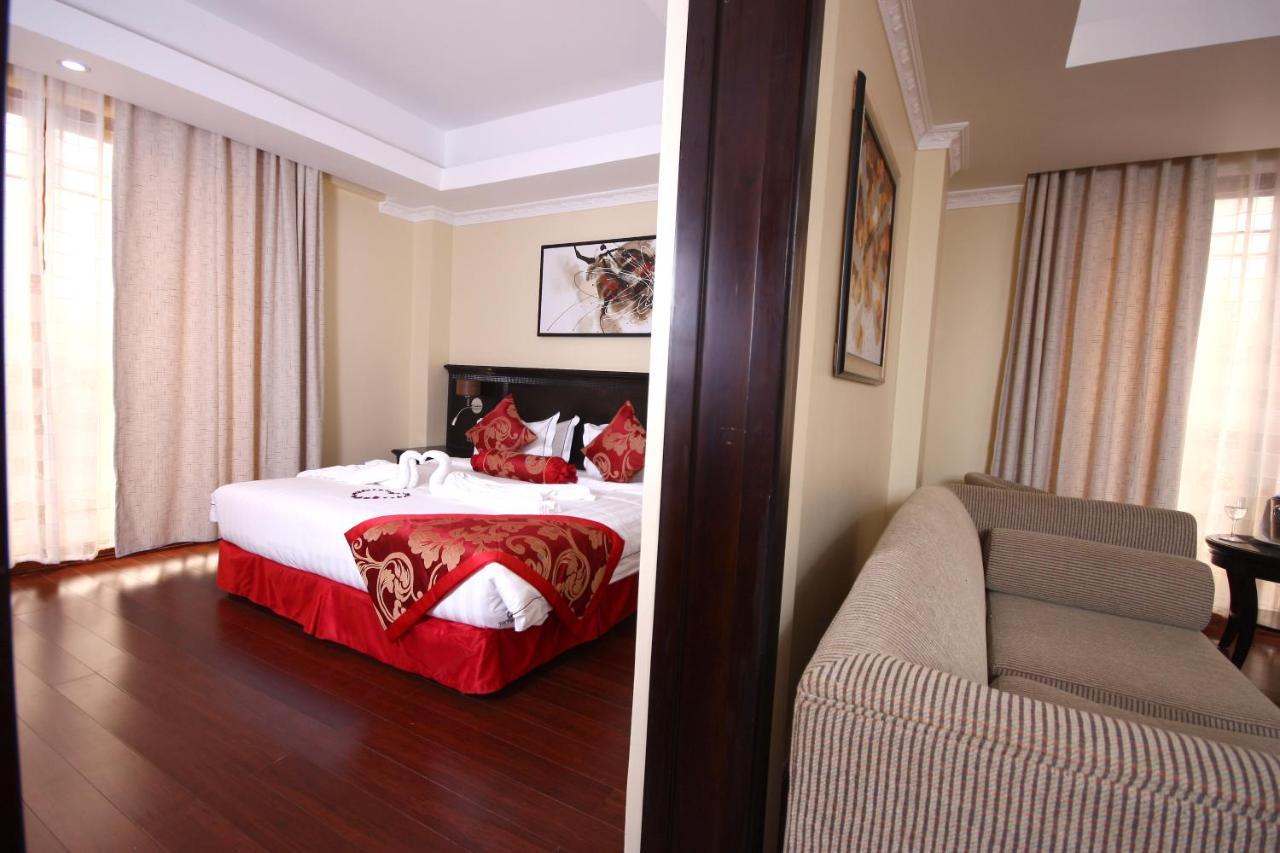 The White Rhino Hotel Ньєрі Екстер'єр фото