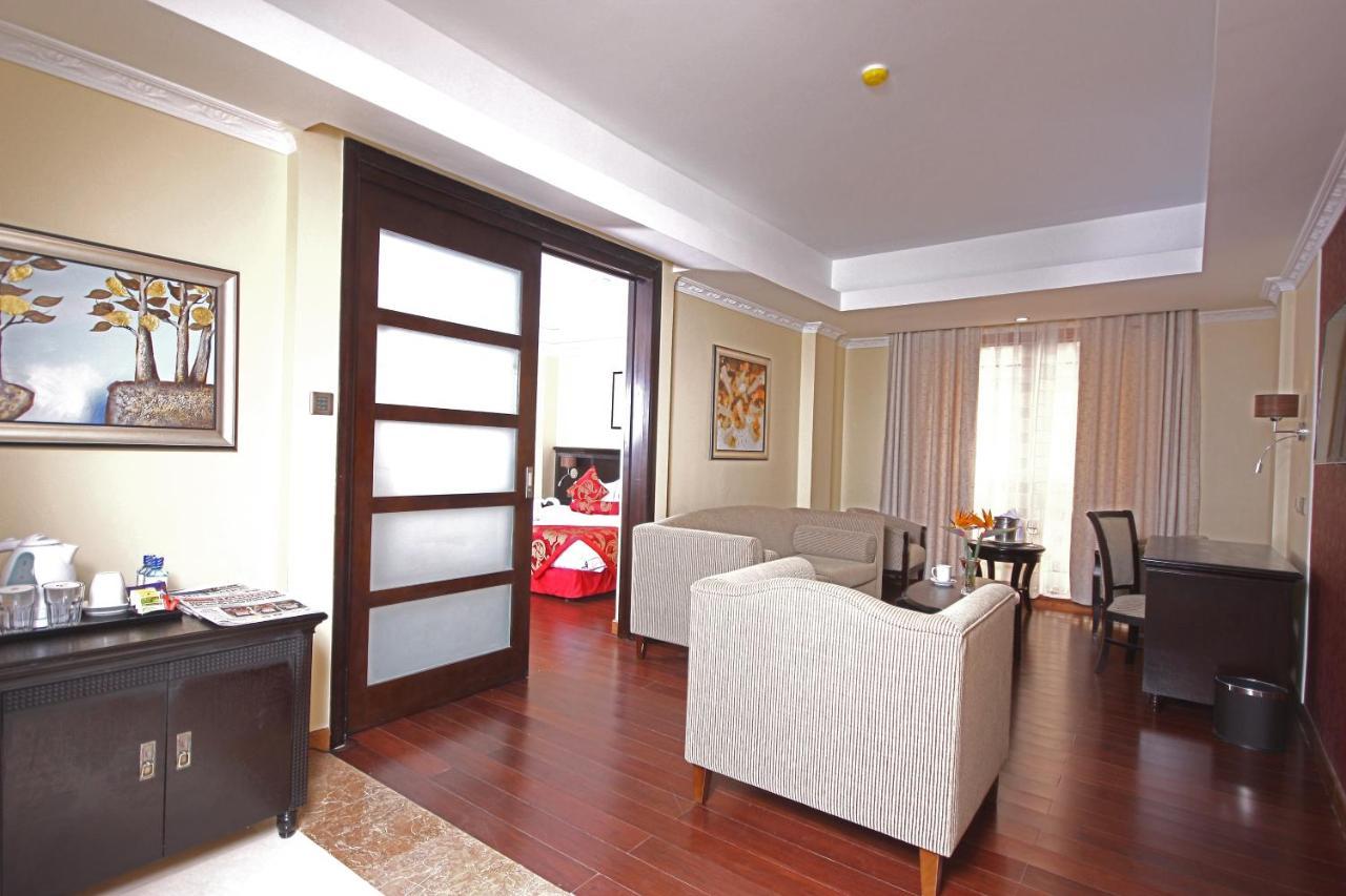 The White Rhino Hotel Ньєрі Екстер'єр фото